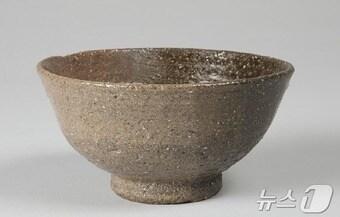 본문 이미지 - 대상을 받은 김동욱 작가의 '편신체 이라보 다완'(김해도예협회 제공)