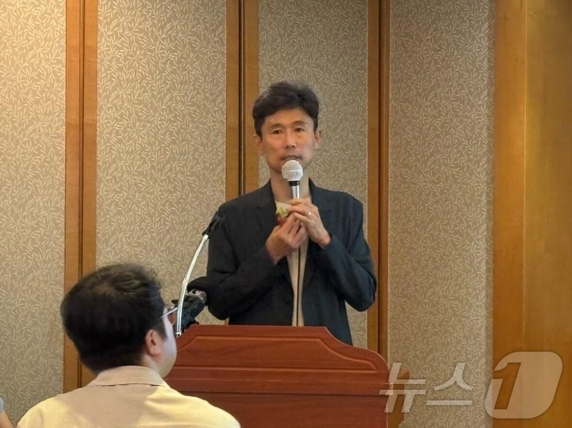 본문 이미지 - 홍유석 지놈앤컴퍼니 대표가 13일 오전 여의도에서 열린 '2024 지놈앤컴퍼니 전략 발표' 기자간담회에서 사업전략을 소개를 하고 있다.