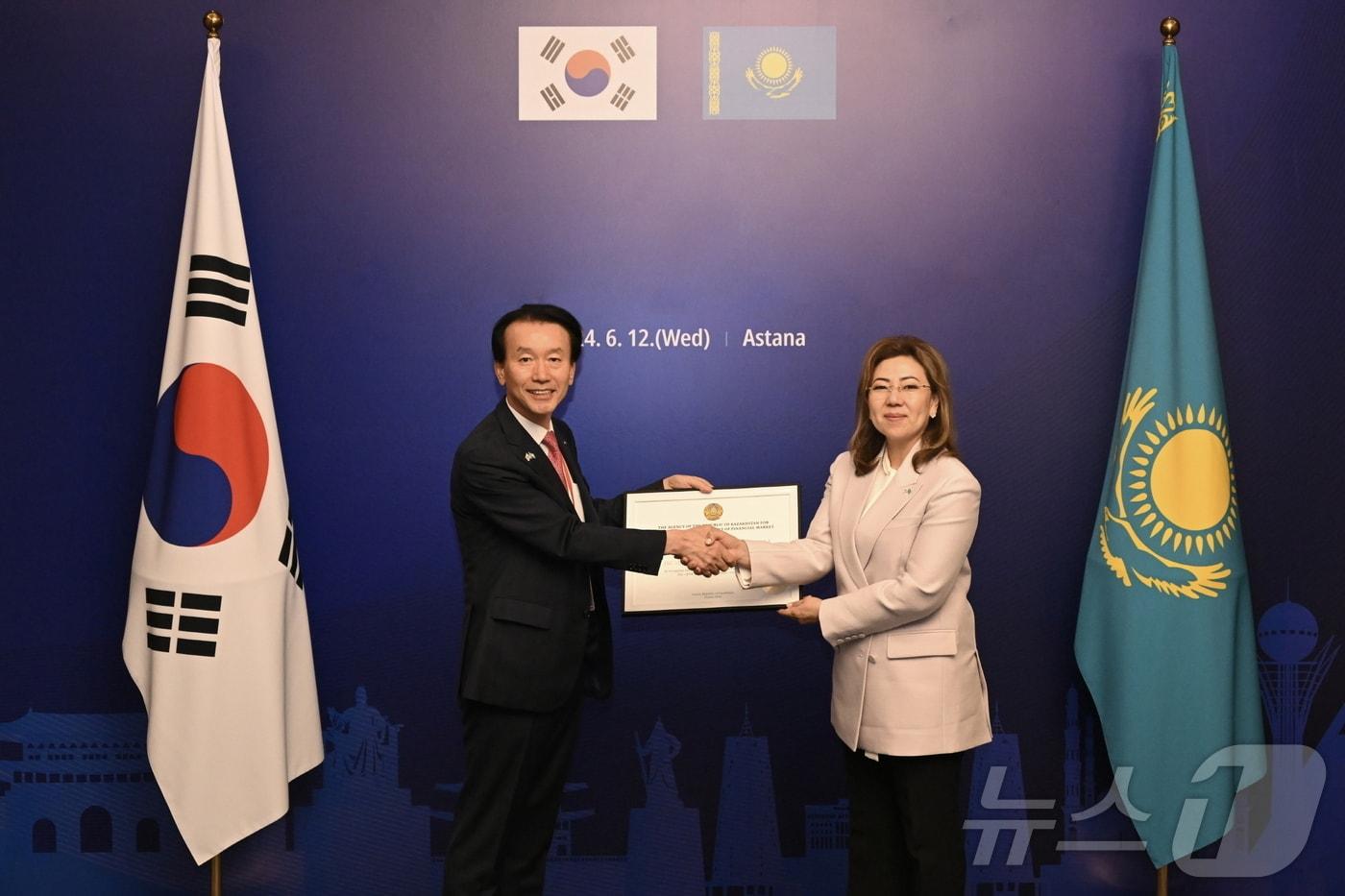 BNK캐피탈 카자흐스탄 법인(BNK Finance Kazakhstan)이 6월 12일 카자흐스탄 금융당국으로부터 은행업 예비인가 승인을 받았다. 왼쪽부터 김성주 BNK캐피탈 대표이사, 마지나 아빌카시모바 카자흐스탄 금융감독원장(BNK금융그룹 제공)