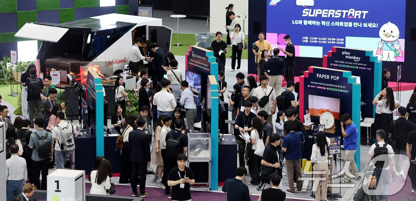 본문 이미지 - 13일 서울 강남구 코엑스에서 열린 글로벌 스타트업 페어 ‘넥스트라이즈 2024 서울'에서 관람객들이 부스를 둘러보고 있다. 2019년부터 한국무역협회와 KDB산업은행이 매년 공동 주최하는 넥스트 라이즈는 국내 최대의 스타트업 박람회로 꼽힌다. 2024.6.13/뉴스1 ⓒ News1 박지혜 기자