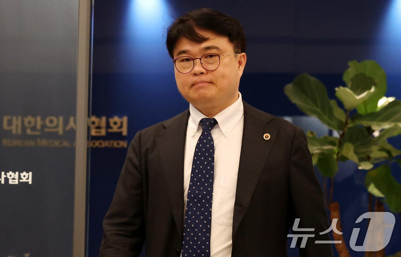 임현택 대한의사협회장이 13일 오후 서울 용산구 대한의사협회에서 열린 '의대정원 증원사태 대응방안 논의를 위한 제4차 비공개 연석회의'에 참석하고 있다. (공동취재) 2024.6.13/뉴스1 ⓒ News1 김도우 기자