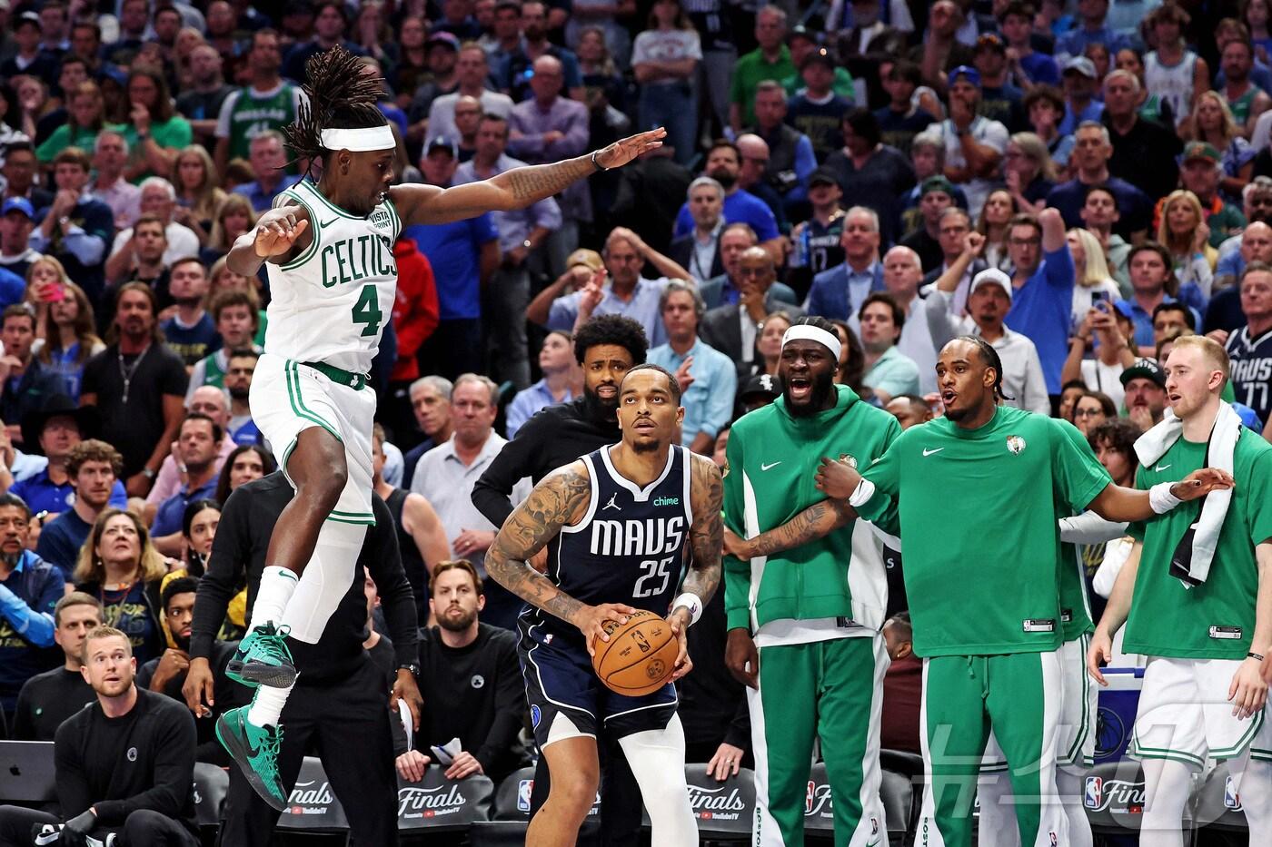 NBA 보스턴 셀틱스가  13일(한국시간) 미국 텍사스주 댈러스 아메리칸 에어라인스 센터에서 열린 2024 NBA 파이널 3차전에서 댈러스 매버릭스를 106-99로 제압했다ⓒ 로이터=뉴스1 ⓒ News1 