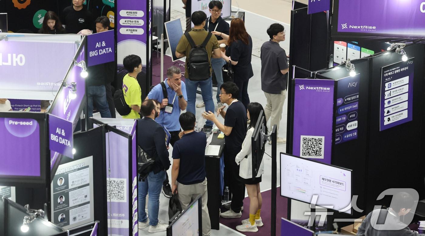 본문 이미지 - 13일 서울 강남구 코엑스에서 열린 글로벌 스타트업 페어 ‘넥스트라이즈 2024 서울'에서 관람객들이 부스를 둘러보고 있다. 2019년부터 한국무역협회와 KDB산업은행이 매년 공동 주최하는 넥스트 라이즈는 국내 최대의 스타트업 박람회로 꼽힌다. (자료사진) 2024.6.13/뉴스1 ⓒ News1 박지혜 기자
