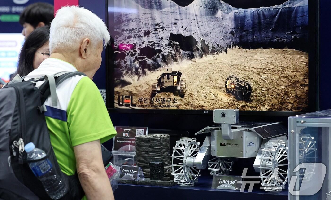 (사진은 기사 내용과 무관함) 지난해 6월 서울 강남구 코엑스에서 열린 글로벌 스타트업 페어 ‘넥스트라이즈 2024 서울'에서 관람객들이 달 탐사 로버(이동형 탐사 로봇) 기업의 부스를 둘러보고 있다.. 2024.6.13/뉴스1 ⓒ News1 박지혜 기자
