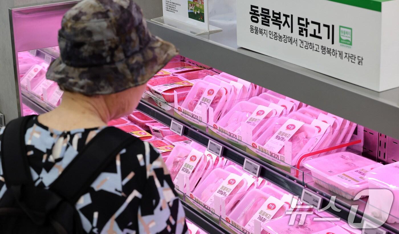 서울 시내 한 대형마트에서 시민들이 닭고기를 구매하고 있다.  ⓒ News1 김성진 기자