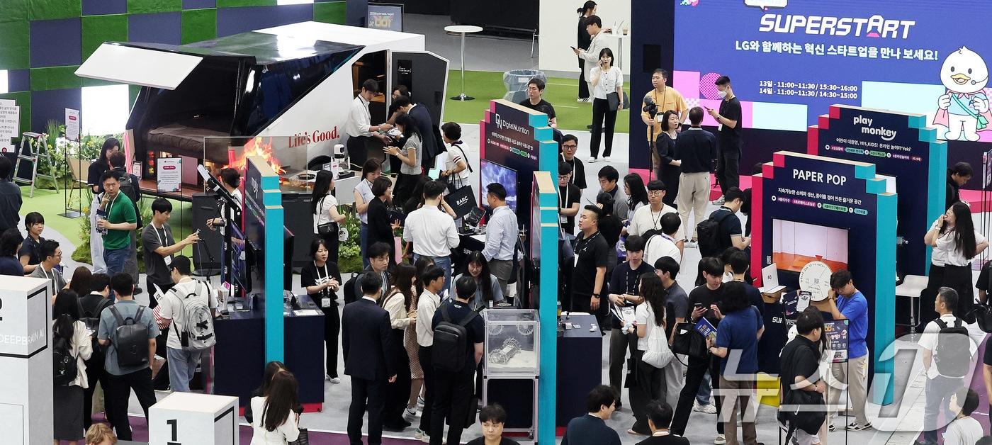 본문 이미지 - 13일 서울 강남구 코엑스에서 열린 글로벌 스타트업 페어 ‘넥스트라이즈 2024 서울'에서 관람객들이 부스를 둘러보고 있다. 2019년부터 한국무역협회와 KDB산업은행이 매년 공동 주최하는 넥스트 라이즈는 국내 최대의 스타트업 박람회로 꼽힌다. 2024.6.13/뉴스1 ⓒ News1 박지혜 기자