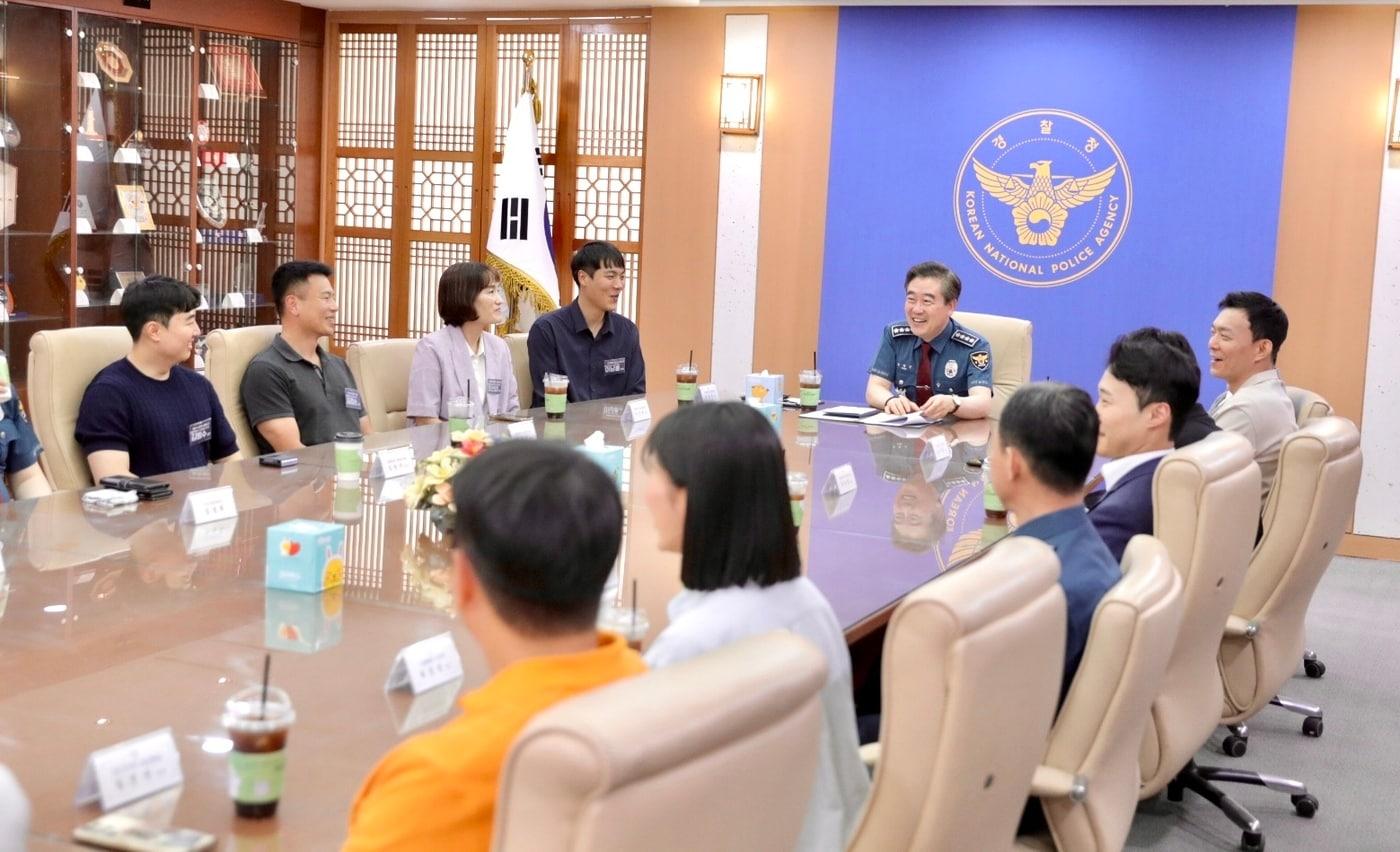 본문 이미지 - 윤희근 경찰청장은 13일 강에 빠진 시민을 구조하는 등 우수 현장 경찰관 9명과 현충일 기부 달리기 행사를 연 경찰관 6명을 경찰청에 초청해 격려하는 오찬 간담회를 진행했다. (경찰청 제공)