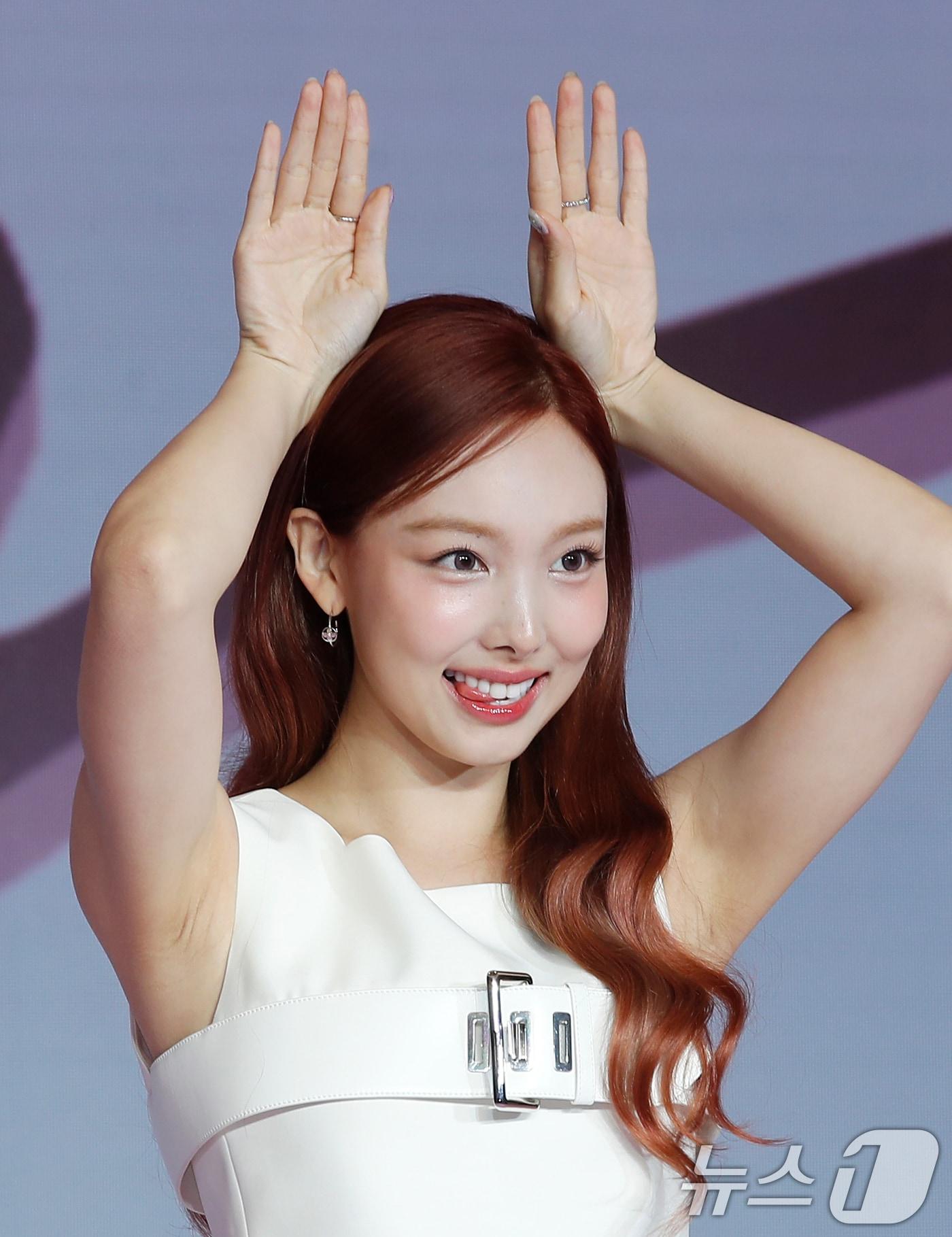 본문 이미지 - 그룹 트와이스(TWICE) 나연이 13일 오후 서울 송파구 소피텔 앰배서더에서 진행된 솔로 미니 2집 ‘나(NA)’ 발매 기념 기자간담회에서 포즈를 취하고 있다. 2024.6.13/뉴스1 ⓒ News1 권현진 기자