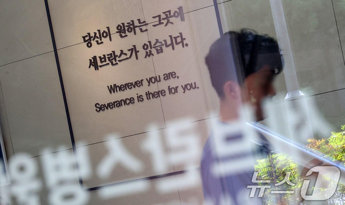 연세의료원 산하 세브란스병원, 강남세브란스병원, 용인세브란스병원 세 곳에 소속된 교수들이 오는 27일부터 무기한 휴진을 예고한 가운데, 13일 서울 서대문구 신촌 세브란스병원 내 복도에 '당신이 원하는 그곳에 세브란스가 있습니다'라는 문구 뒤로 한 의료진이 이동하고 있다. 2024.6.13/뉴스1 ⓒ News1 김성진 기자