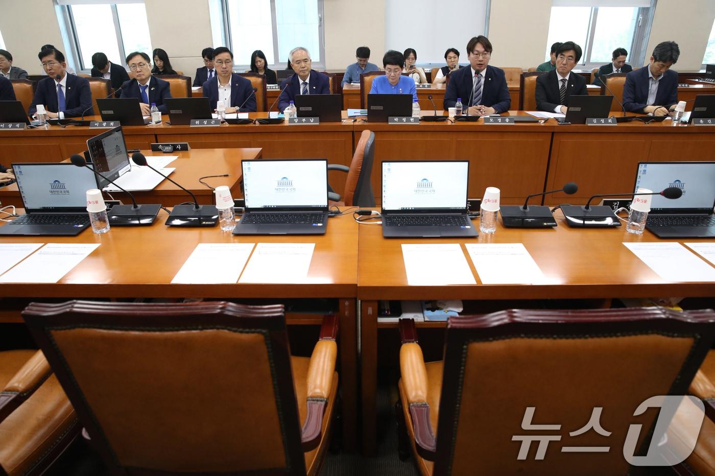 본문 이미지 - 지난 13일 오후 서울 여의도 국회에서 열린 행정안전위원회 첫 전체회의에서 여당 의원들의 자리가 비어있다. 야당의 상임위원장 단독 선출에 반발하며 상임위 보이콧을 선언한 국민의힘 의원들은 이날 회의에 불참했다.2024.6.13/뉴스1 ⓒ News1 이광호 기자