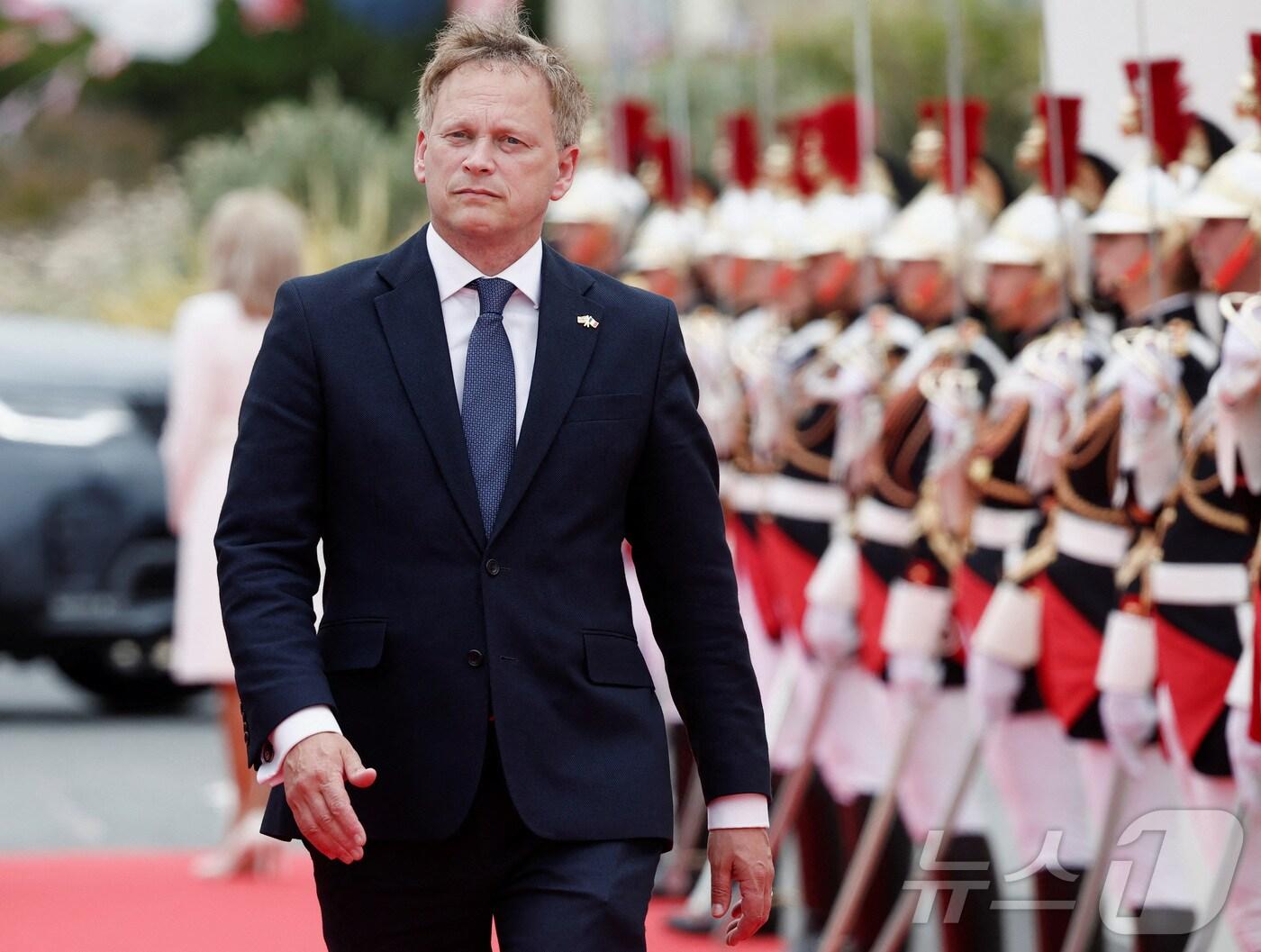 본문 이미지 - 6일&#40;현지시간&#41; 프랑스 노르망디 생로랑쉬메르 오마하 해변에서 그랜트 섑스 영국 국방장관이 나치 독일 해방 80주년 국제 기념식에 참석하고 있다. 2024.06.06/ ⓒ 로이터=뉴스1 ⓒ News1 권진영 기자