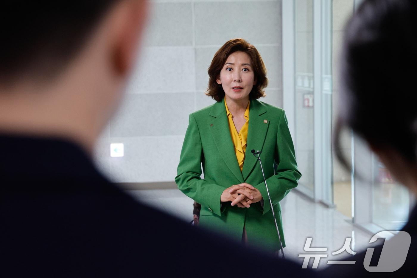 본문 이미지 - 당권주자로 거론되고 있는 나경원 국민의힘 의원이 13일 서울 여의도 국회의원회관에서 전당대회에 적용할 경선 규칙을 당원 투표 80%와 일반 국민 여론조사 20%로 변경하기로 한 것과 관련, 취재진 질문에 답하고 있다. 2024.6.13/뉴스1 ⓒ News1 안은나 기자