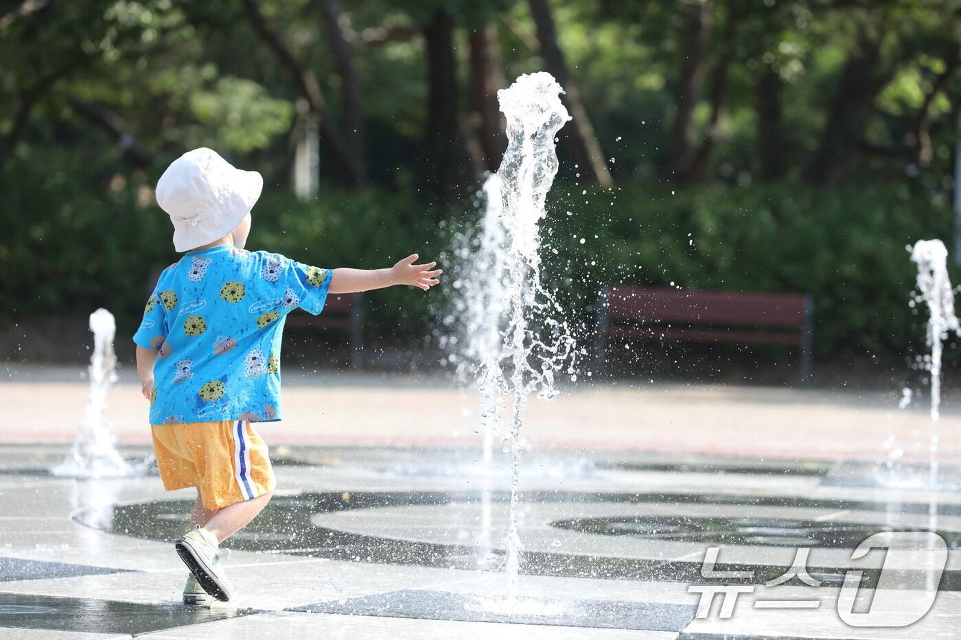 본문 이미지 - 폭염특보가 내려진 13일 광주 광산구 월계동의 쌍암공원 바닥분수에서 한 어린이가 물놀이를 하며 더위를 식히고 있다. 2024.6.13/뉴스1 ⓒ News1 박지현 기자