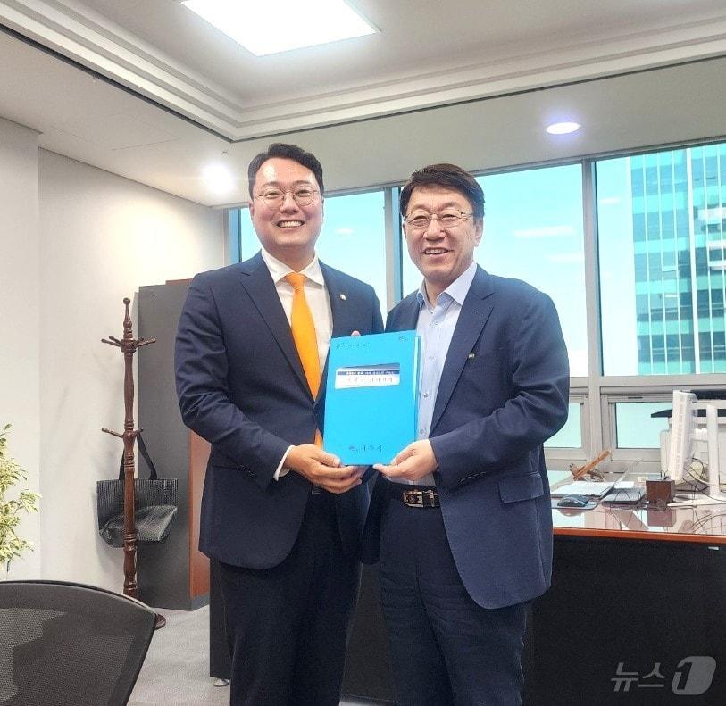 본문 이미지 - 천하람 개혁신당 의원을 만난 우범기 전북 전주시장.(전주시 제공)/뉴스1