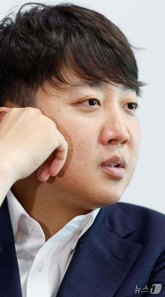 본문 이미지 - 이준석 개혁신당 의원이 서울 여의도 국회의원회관에서 뉴스1과 인터뷰를 하고 있다. 2024.6.13/뉴스1 ⓒ News1 안은나 기자