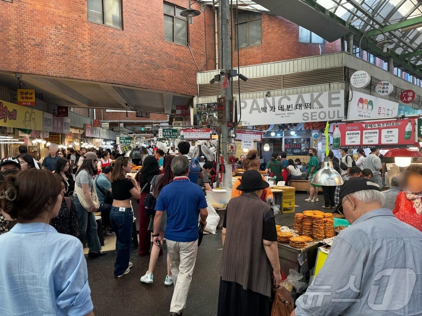 본문 이미지 - 광장시장 먹자골목이 관광객들로 붐비고 있다. ⓒ 뉴스1 김형준 기자
