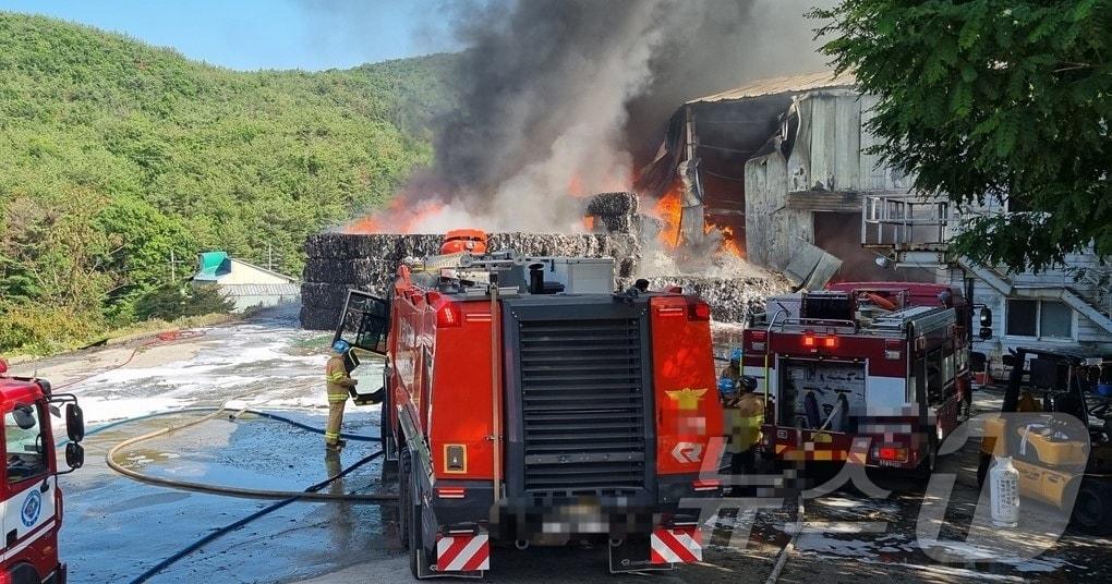 본문 이미지 - 13일 오후 2시 9분쯤 경북 경주시 외동읍 한 자동차 부품 도색 공장에서 불이나 소방당국이 진압 중이다(경북소방본부 제공)2024.6.13/뉴스1
