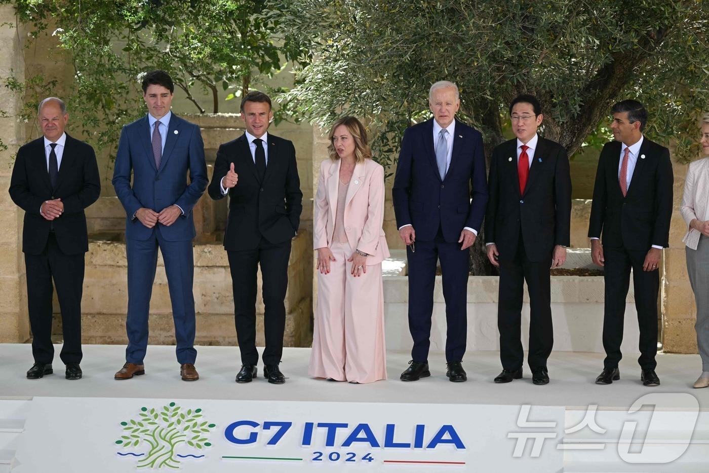 본문 이미지 - 주요7개국 (G7) 회원국 정상들이 13일 올해 회의장소인 이탈리아 남부 사벨레트리 마을 보르고 에그나치아 리조트에서 한 자리에 모였다. 왼쪽부터 올라프 숄츠 독일총리, 저스틴 튀르도 캐나다 총리, 에마뉘엘 마크롱 프랑스 대통령과 올해 의장국 이탈리아의 조르자 멜로니 총리, 조 바이든 미 대통령, 기시다 후미오 일본 총리, 리시 수낵 영국 총리 순이다. 2024.06.13 ⓒ AFP=뉴스1 ⓒ News1 김예슬기자