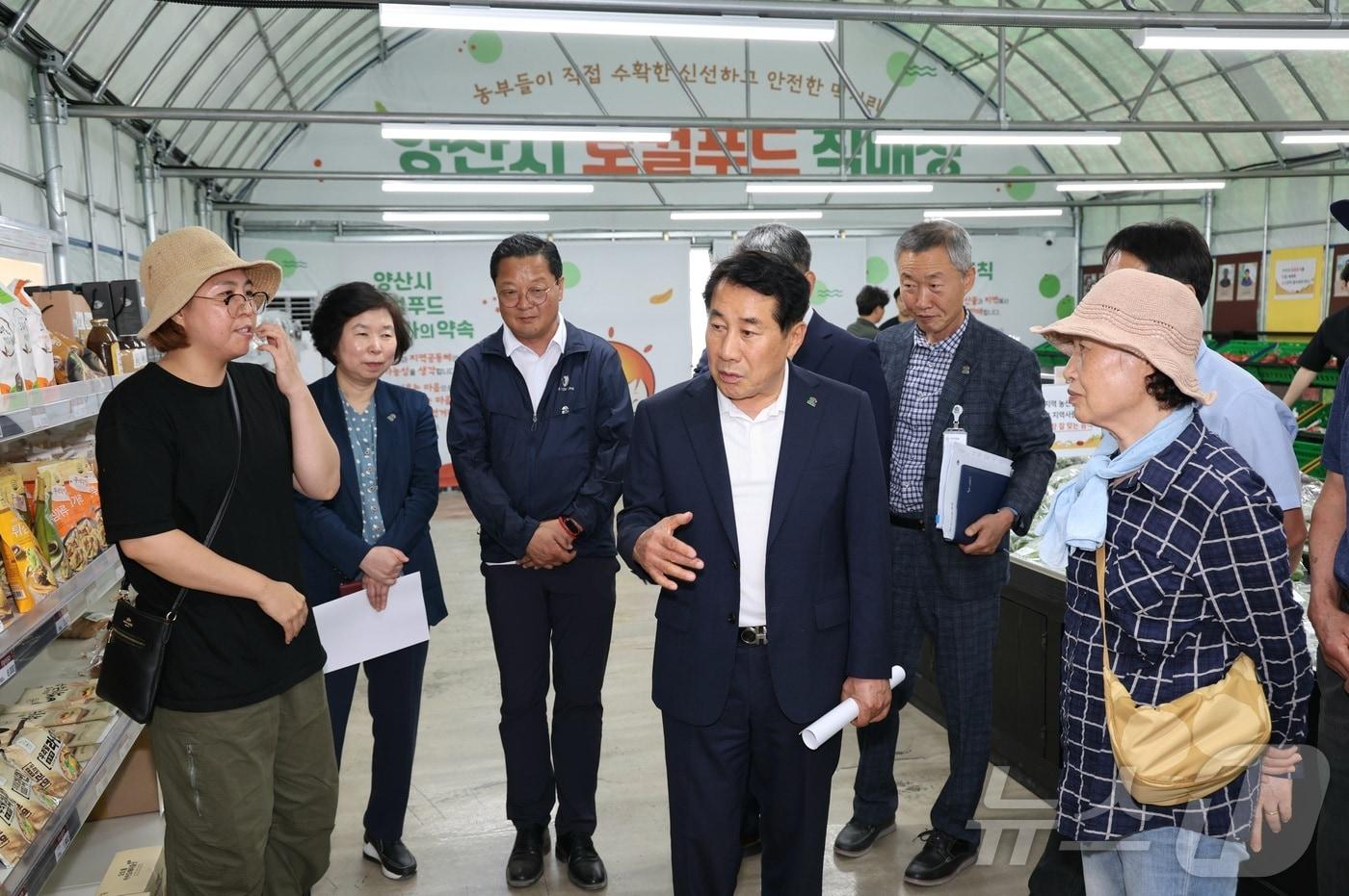 나동연 시장이 13일 로컬푸드 임시 직매장을 찾아 시민들과 대화하고 있다.(양산시 제공)