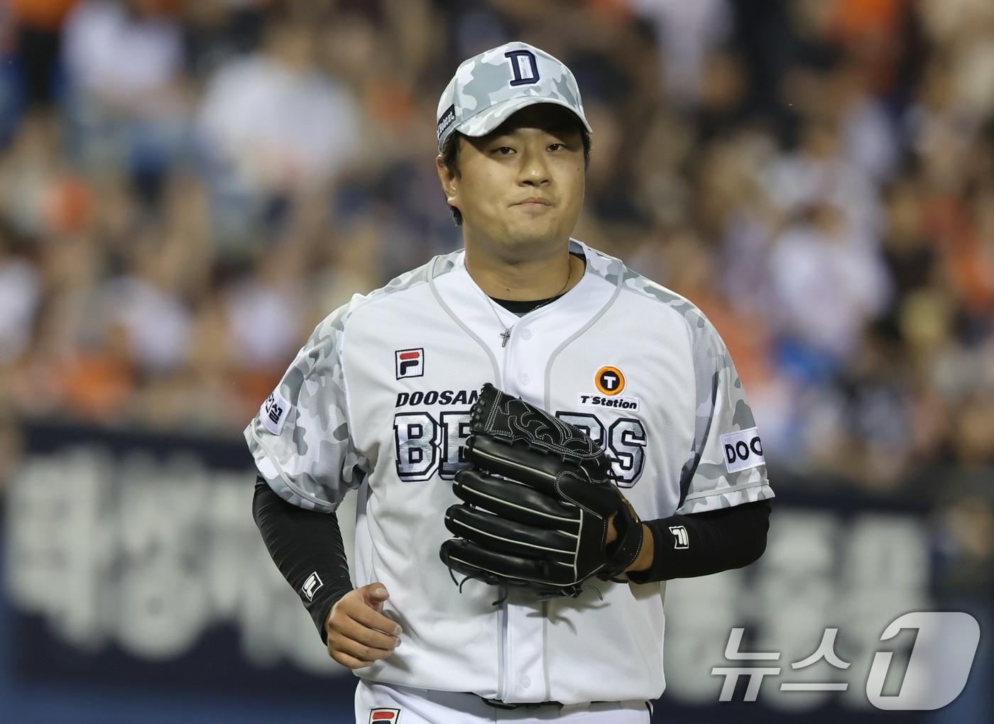 본문 이미지 - 13일 오후 서울 송파구 잠실야구장에서 열린 ‘2024 신한 SOL 뱅크 KBO리그’ 한화 이글스와 두산베어스의 경기, 두산 이영하가 6회초 무실점으로 마무리 후 덕아웃으로 향하고 있다. '학교폭력' 혐의로 기소된 두산 이영하는 이날 서울 마포구 서울서부지방법원에서 열린 항소심 선고공판에서 무죄를 선고 받았다. 2024.6.13/뉴스1 ⓒ News1 김도우 기자