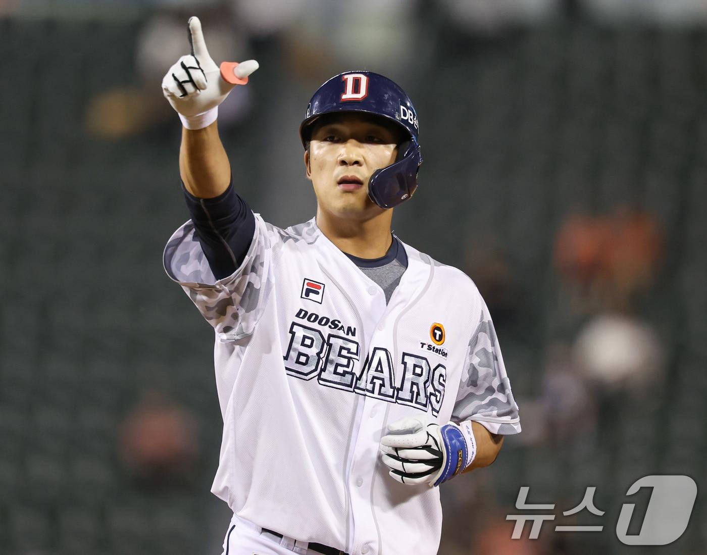 본문 이미지 - 13일 오후 서울 송파구 잠실야구장에서 열린 ‘2024 신한 SOL 뱅크 KBO리그’ 한화 이글스와 두산베어스의 경기, 8회말 2사 주자 1루 상황에서 두산 김대한이 안타를 치고 기뻐하고 있다. 2024.6.13/뉴스1 ⓒ News1 김도우 기자