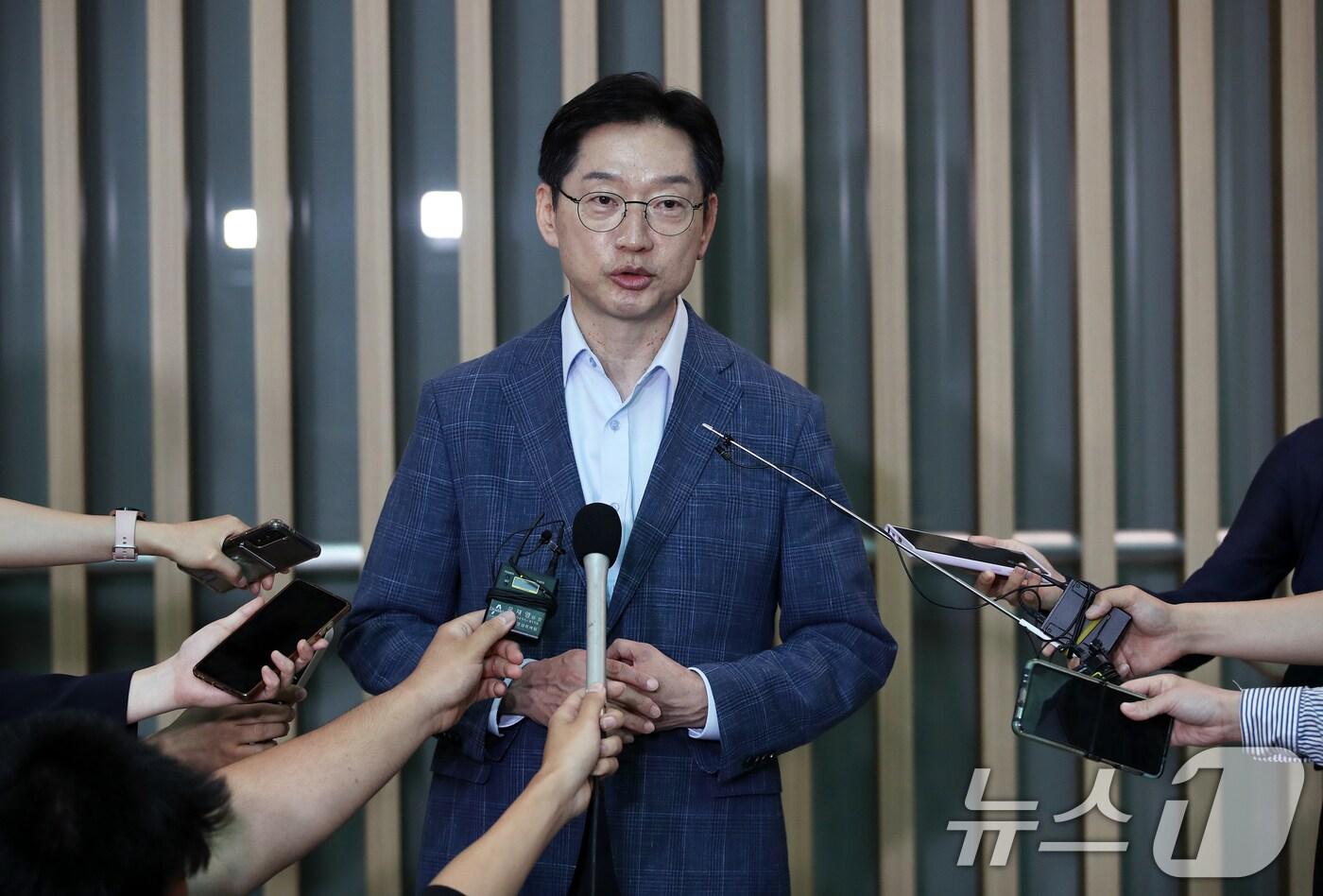 본문 이미지 - 김경수 전 경남도지사가 지난 6월 14일 오전 인천국제공항 2터미널에서 런던으로 출국하기에 앞서 취재진과 인터뷰를 하고 있다. /뉴스1 ⓒ News1 오대일 기자