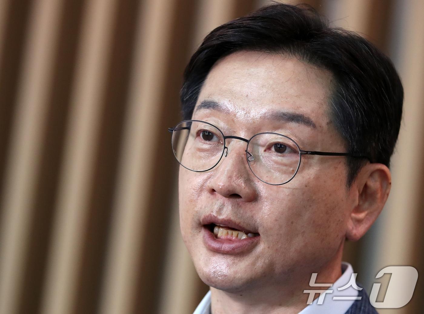 본문 이미지 - 김경수 전 경남도지사가 지난 6월 인천국제공항 2터미널에서 런던으로 출국하기에 앞서 취재진과 인터뷰를 하고 있다. 김 전 지사는 이날 출국 후 영국에서의 생활을 정리하고 독일 에버트재단 초청으로 베를린에서 6개월 정도 머무른 후 올해 연말 귀국할 예정이다. 2024.6.14/뉴스1 ⓒ News1 오대일 기자