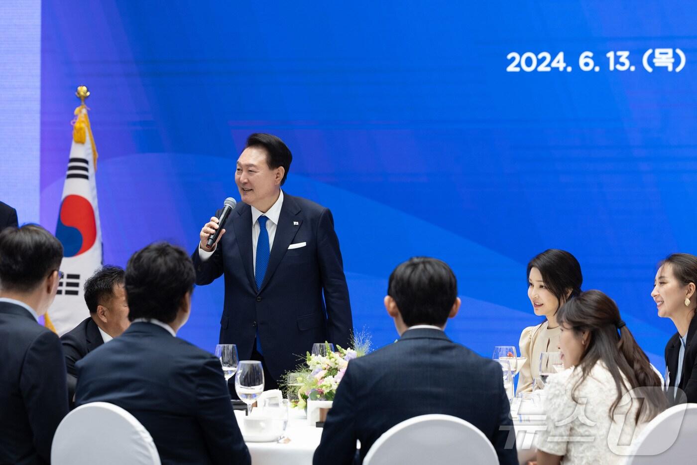 본문 이미지 - 우즈베키스탄을 국빈 방문중인 윤석열 대통령이 13일 오후(현지시간) 타슈켄트 힐튼호텔에서 열린 동포 만찬 간담회에서 발언하고 있다. (대통령실 제공) 2024.6.14/뉴스1 ⓒ News1 박지혜 기자
