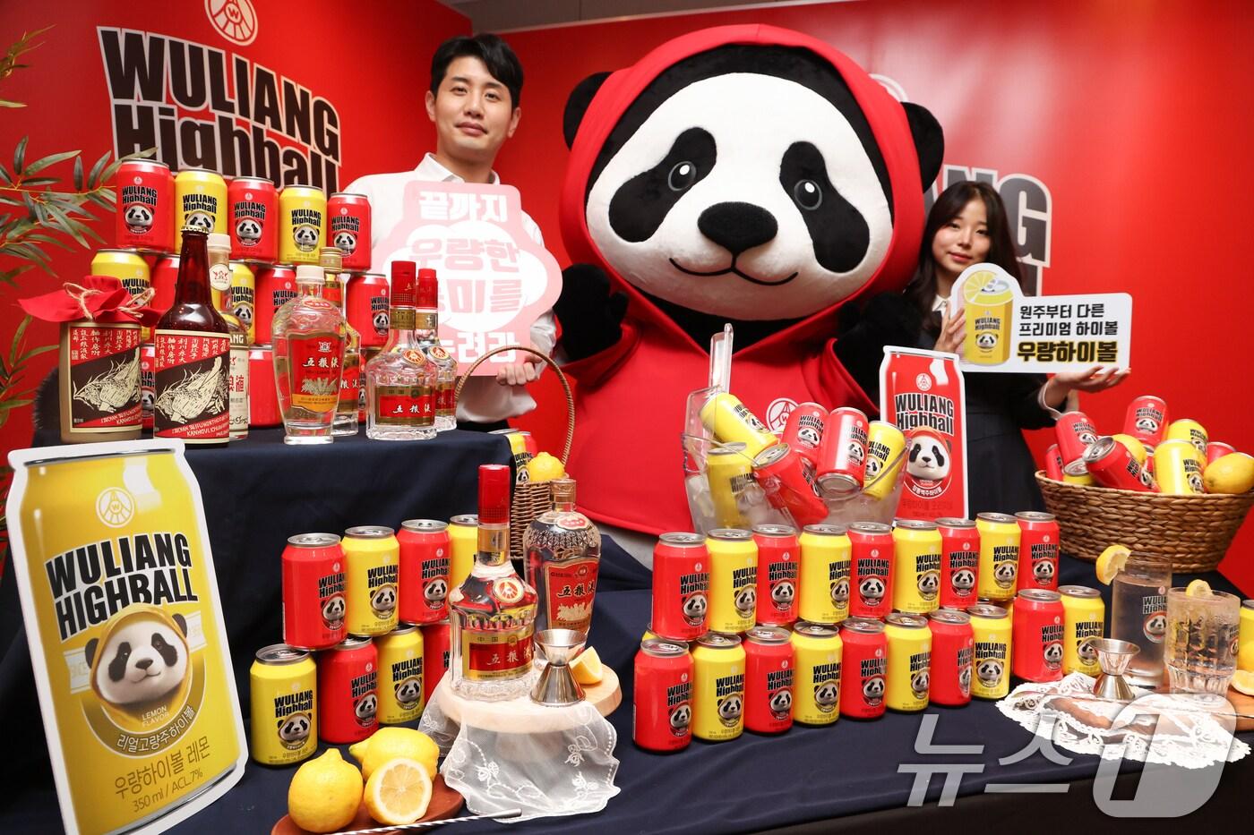 14일 서울 중구 더 플라자 호텔에서 우량예그룹 모델들이 '우량하이볼'을 선보이고 있다. 우량하이볼은 하이볼에 대한 선호도가 상승 중인 국내 시장을 대상으로 처음 출시되는 제품이며, 중국 백주 특유의 풍미를 느낄 수 있는 오리지널과 누구나 쉽게 즐길 수 있는 상큼한 과일 맛이 느껴지는 레몬 2종으로 출시된다. 2024.6.14/뉴스1 ⓒ News1 허경 기자