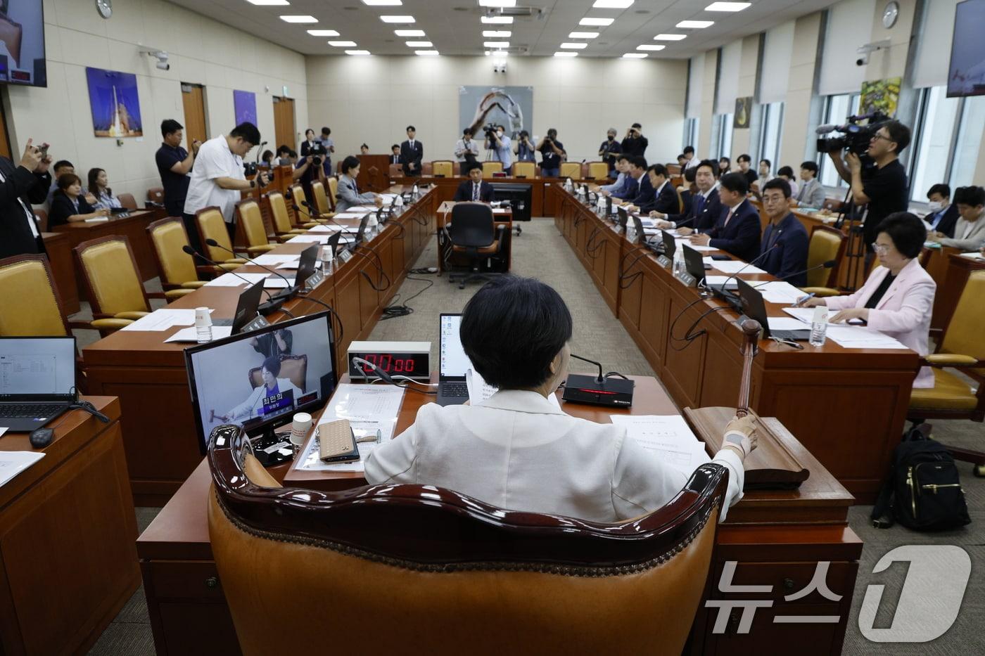 본문 이미지 - 최민희 과학기술정보방송통신위원회 위원장이 14일 오전 서울 여의도 국회에서 열린 과방위 2차 전체회의에서 국무위원 및 정부위원 출석요구의 건을 의결하고 있다. 2024.6.14/뉴스1 ⓒ News1 안은나 기자