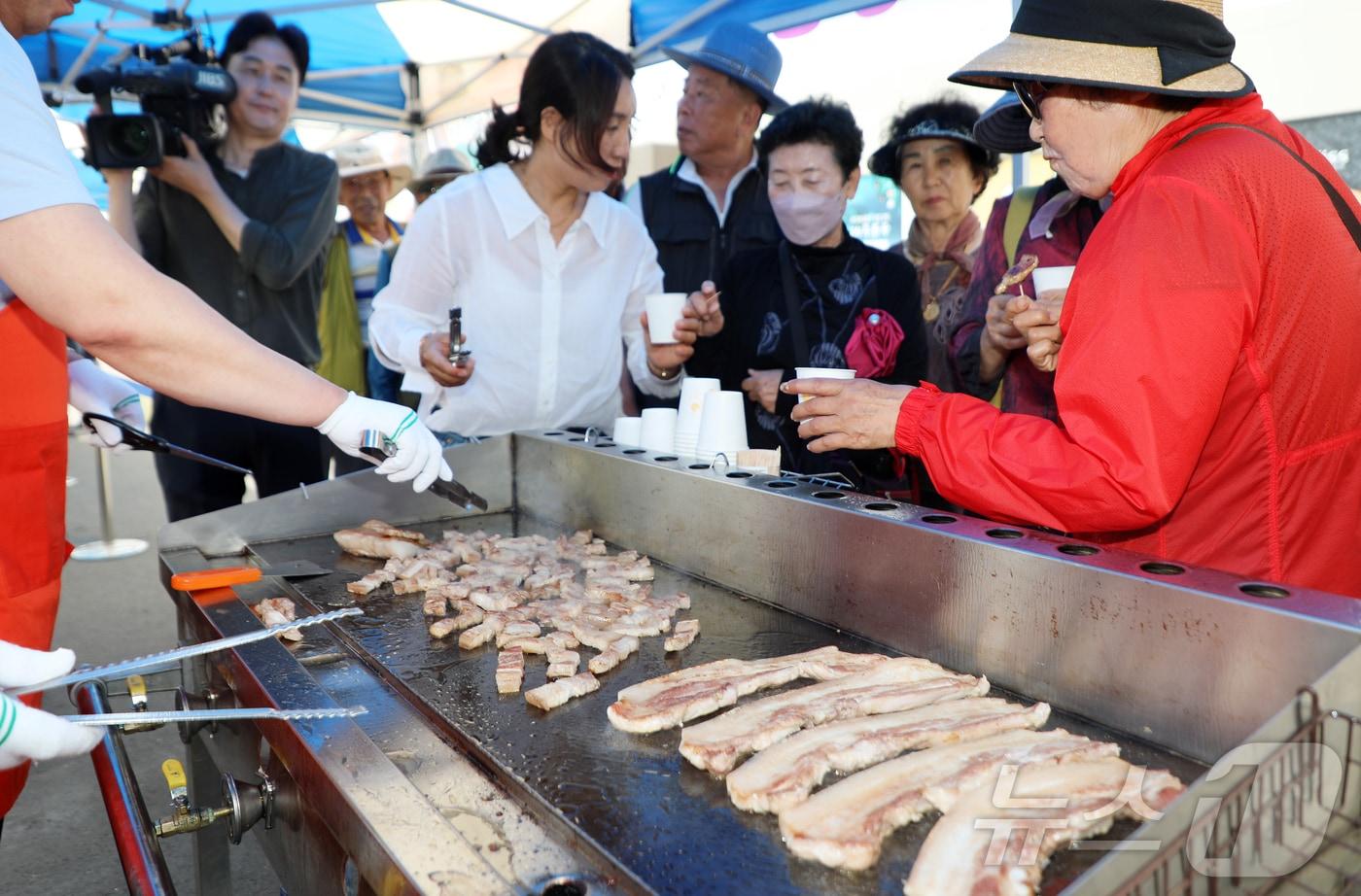 제주양돈농협이 14일 제주시 구좌읍 동화마을에서 '청정 제주산 돼지고기 시식회'를 진행하고 있다.2024.6.14./뉴스1 ⓒ News1 오미란 기자