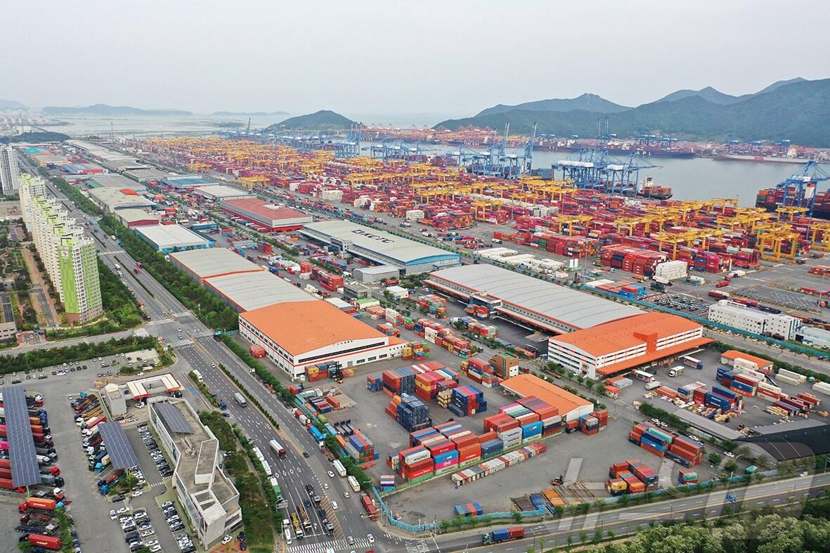 본문 이미지 - 부산항 신항 북컨테이너 항만 배후단지 전경(BPA 제공)