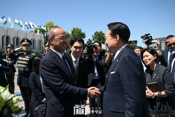 본문 이미지 - 우즈베키스탄을 국빈 방문한 윤석열 대통령이 13일(현지시간) 타슈켄트 국제공항에 도착해 마중나온 아리포프 우즈베키스탄 총리와 인사하고 있다. (대통령실 홈페이지) 2024.6.14/뉴스1 ⓒ News1 박지혜 기자