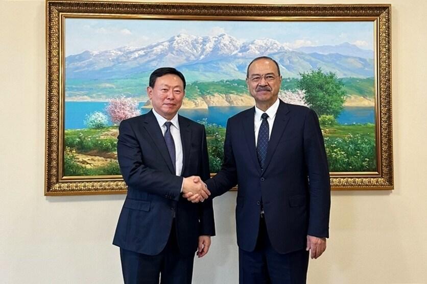 본문 이미지 - 신동빈 롯데그룹 회장(왼쪽)과 압둘라 아리포프 우즈베키스탄 총리.(롯데지주 제공).