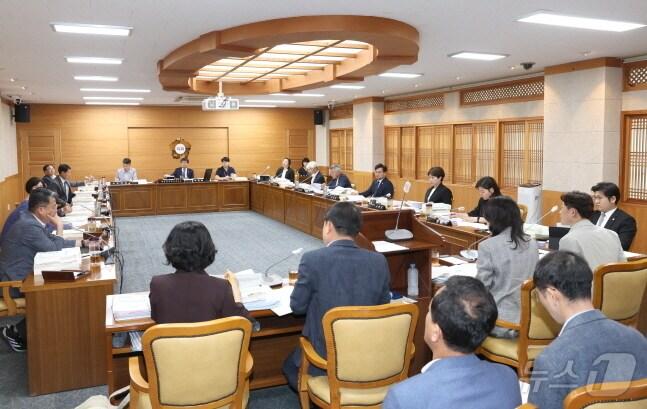 본문 이미지 - 전주시의회 예산결산특별위원회가 14일 ‘2023회계연도 세입·세출 결산 및 예비비 지출 승인안 심사에 들어갔다.(전주시의회 제공)/뉴스1