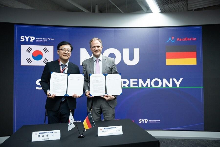본문 이미지 - 왼쪽부터 에스와이피 홍성욱 대표, 아시아베를린(AsiaBerlin) 마튼 라우쉔베악(Marten Rauschenberg) 대표 / 사진=에스와이피 제공