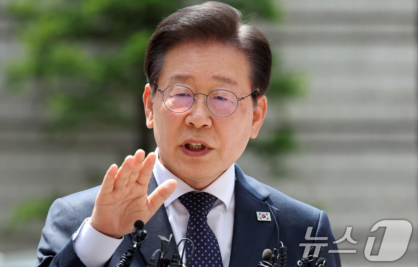 본문 이미지 - 이재명 더불어민주당 대표가 14일 오후 서울 서초구 서울중앙지방법원에서 열린 공직선거법 위반 공판에 출석하며 입장발표를 하고 있다. 2024.6.14/뉴스1 ⓒ News1 김명섭 기자