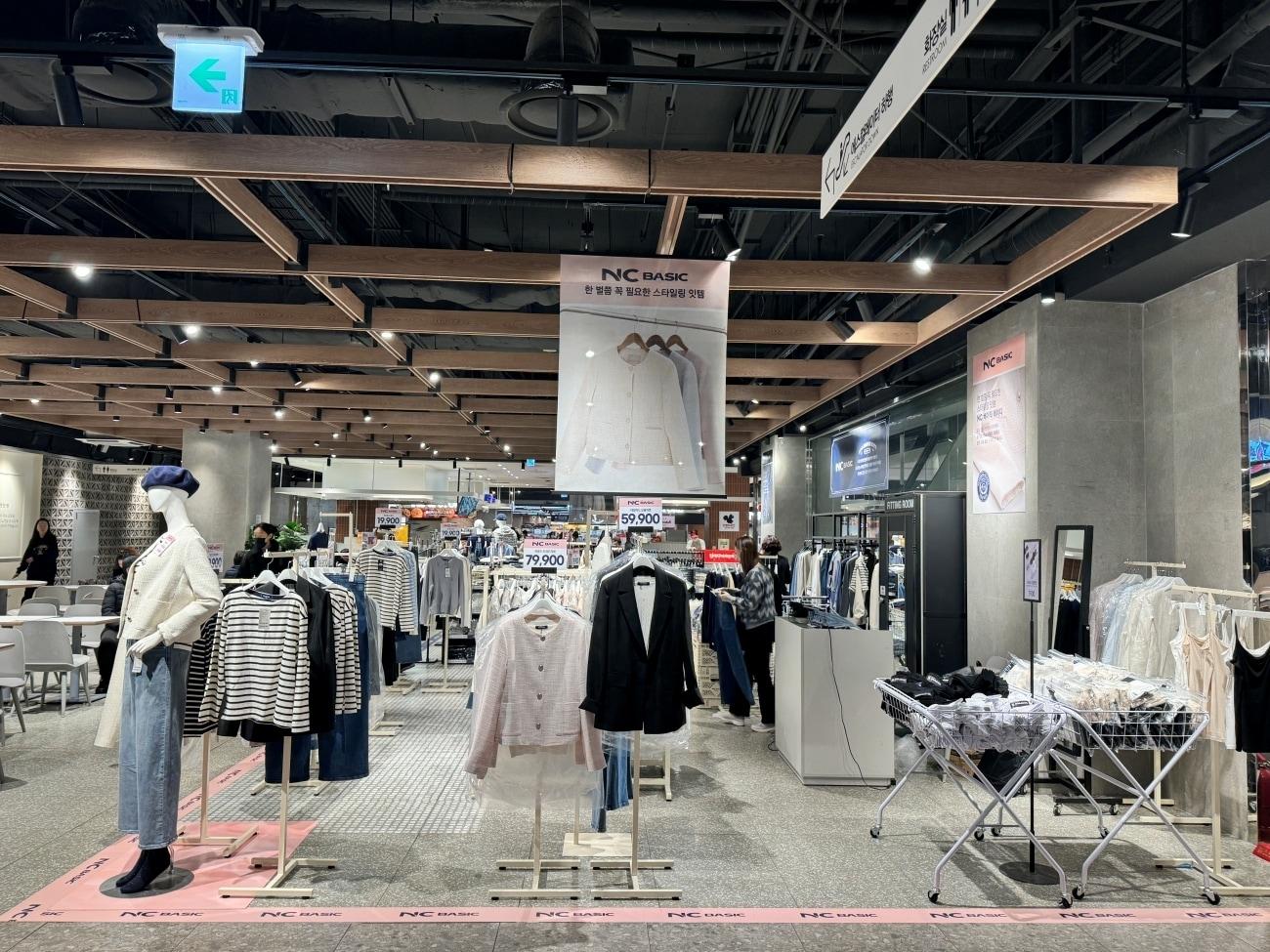 본문 이미지 - 이랜드리테일이 전개하는 NC베이직의 '가성비 데님'이 출시 9개월 만에 판매 10만 장을 돌파했다.(NC베이직제공)