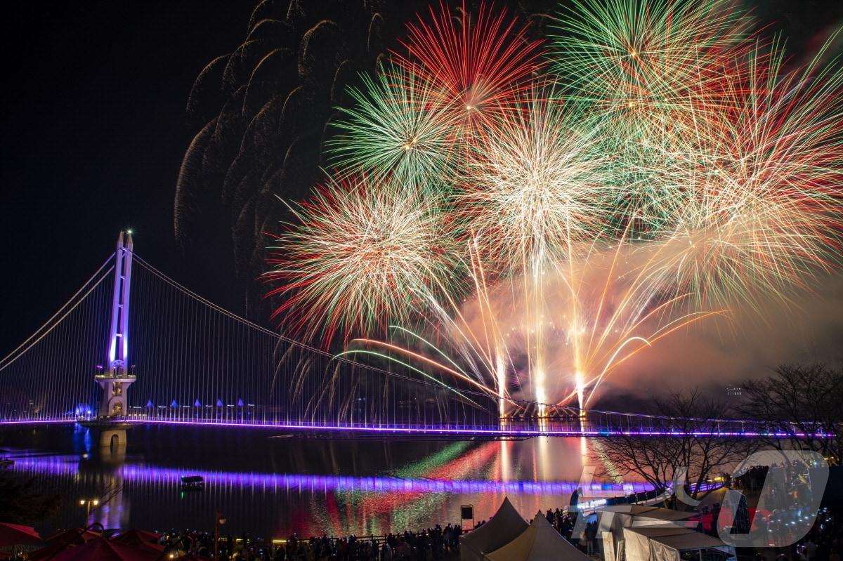 본문 이미지 - 예당호 출렁다리와 음악분수 모습. (예산군 제공) /뉴스1ㅔㅔ
