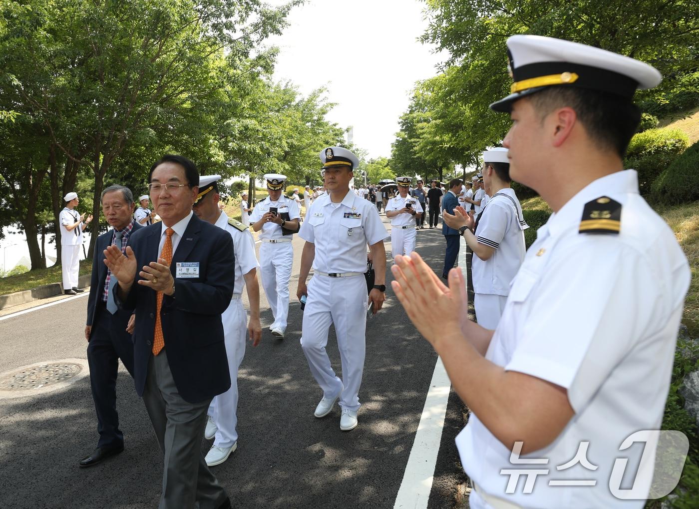 본문 이미지 - 14일 오후 경기 평택시 포승읍 해군 2함대 사령부에서 열린 '제1연평해전 전승 25주년 기념행사'에서 참전용사들과 내빈들이 장병들의 박수를 받으며 걸어가고 있다. 2024.6.14/뉴스1 ⓒ News1 김영운 기자