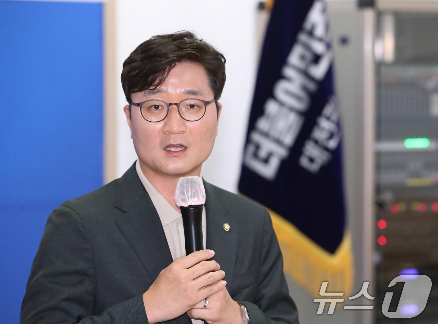 본문 이미지 - 장철민 국회 산자위 위원(대전시당위원장)이 14일 더불어민주당 대전시당에서 열린 소상공인시장진흥공단 이전 관련 간담회에서 발언하고 있다. 2024.6.14/뉴스1 ⓒ News1 김기태 기자