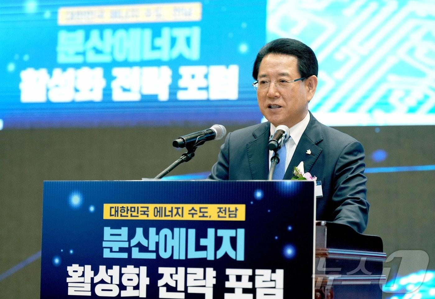 김영록 전라남도지사가 14일 국회 의원회관에서 열린 ‘분산에너지 활성화 전략 포럼’에서 개회사를 하고 있다.&#40;전남도 제공&#41; 2024.6.14/뉴스1 