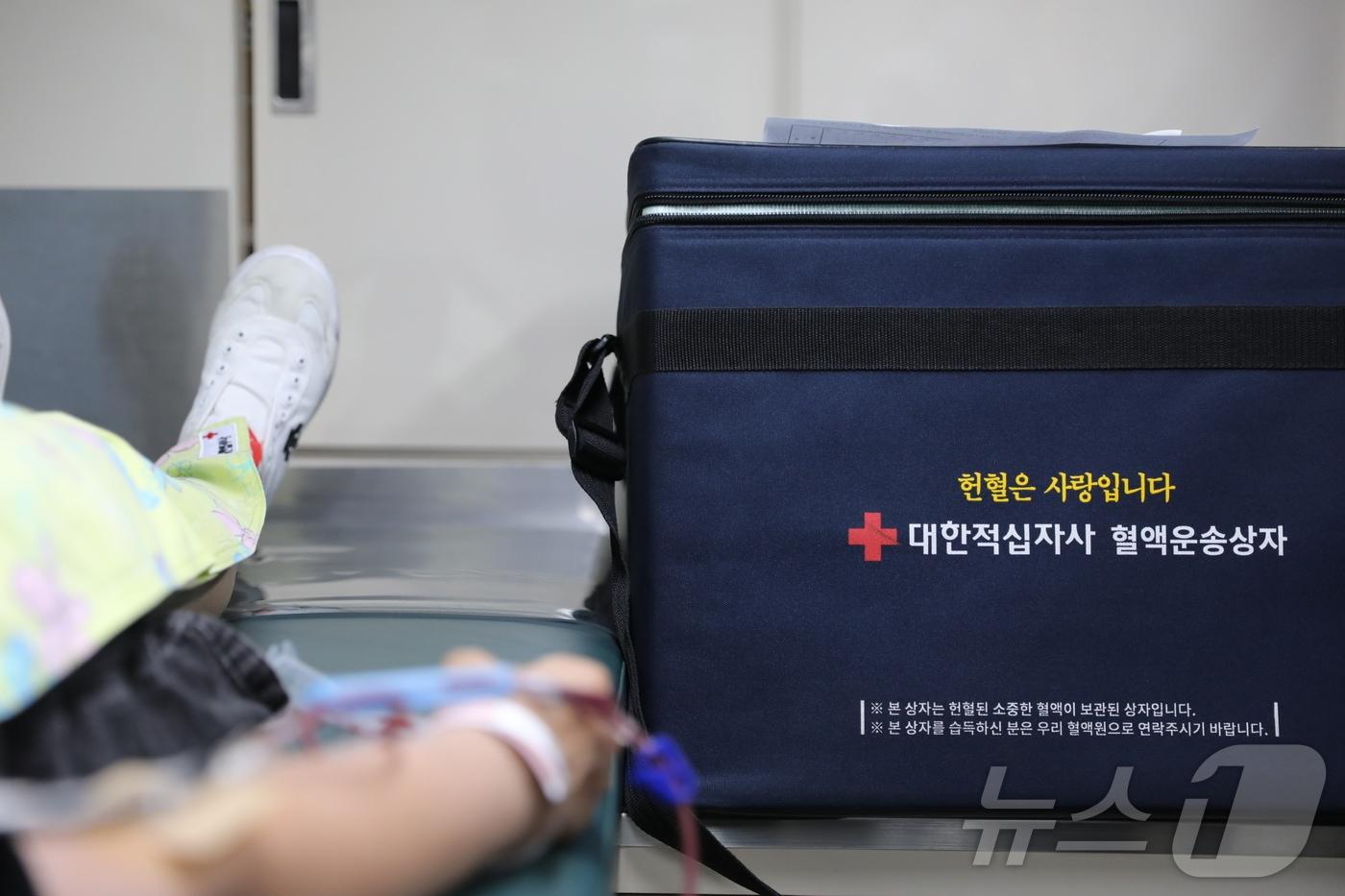 지난해 6월 14일 한 시민이 오후 헌혈자의 날 기념식이 열린 서울 광화문 광장의 이동식 헌혈차량에서 헌혈하고 있다. /뉴스1 ⓒ News1 장시온 기자