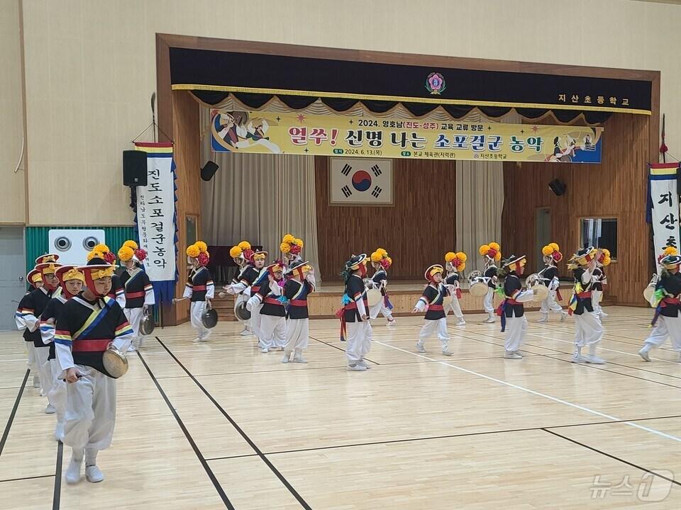 본문 이미지 - <strong>지산초</strong>(교장 박대진)- 농악부 학생들이 지난 13일 전남 진도와 경북 성주간의 영호남 교육교류의 날을 맞아 '소포걸군농악'을 공연, 참석자들로부터 박수갈채를 받았다. 농촌학교의 작은학교 살리기 교육 우수사례로서 선보인 소포걸군농악은 전남도 무형문화제 제39호로 지산면 소포리에서 행해지는 진도군의 대표적인 농악의 하나이다.(전남교육청 제공)/뉴스1 