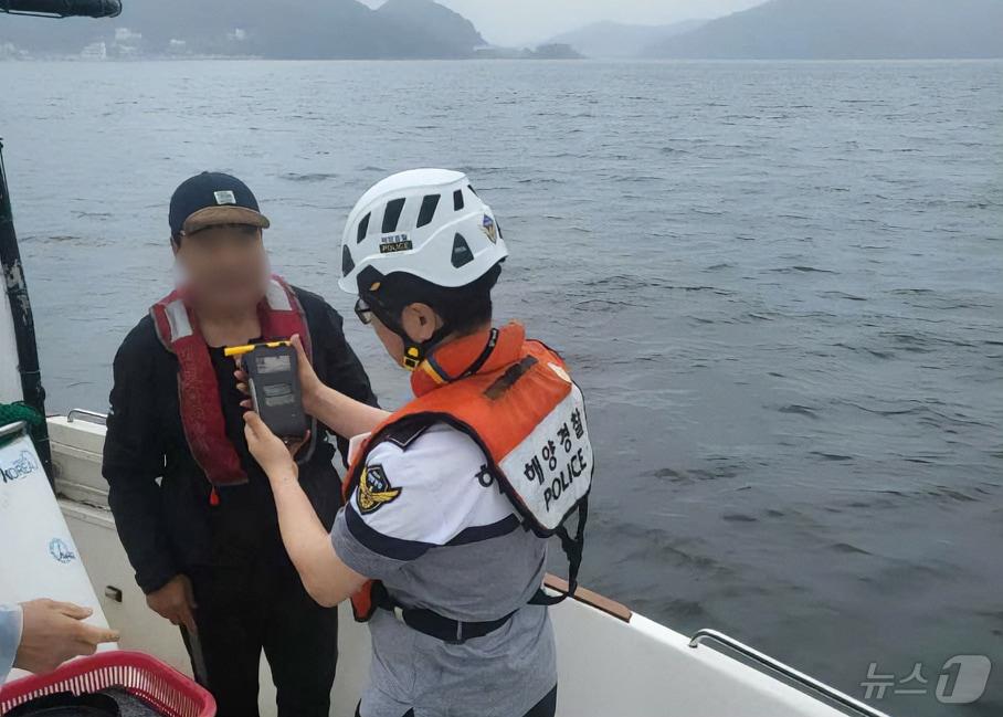 본문 이미지 - 해경이 레저보트를 대상으로 해상 음주단속을 하고 있다(남해해경청 제공)