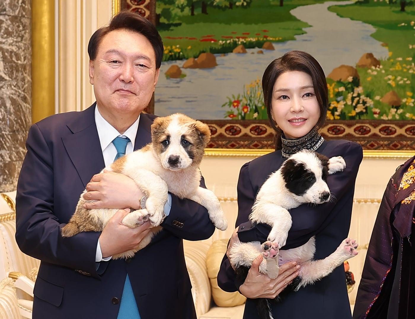 본문 이미지 - 윤석열 대통령과 김건희 여사가 투르크메니스탄 국견인 알라바이를 안고 기념촬영을 하고 있다. (대통령실 제공) ⓒ 뉴스1