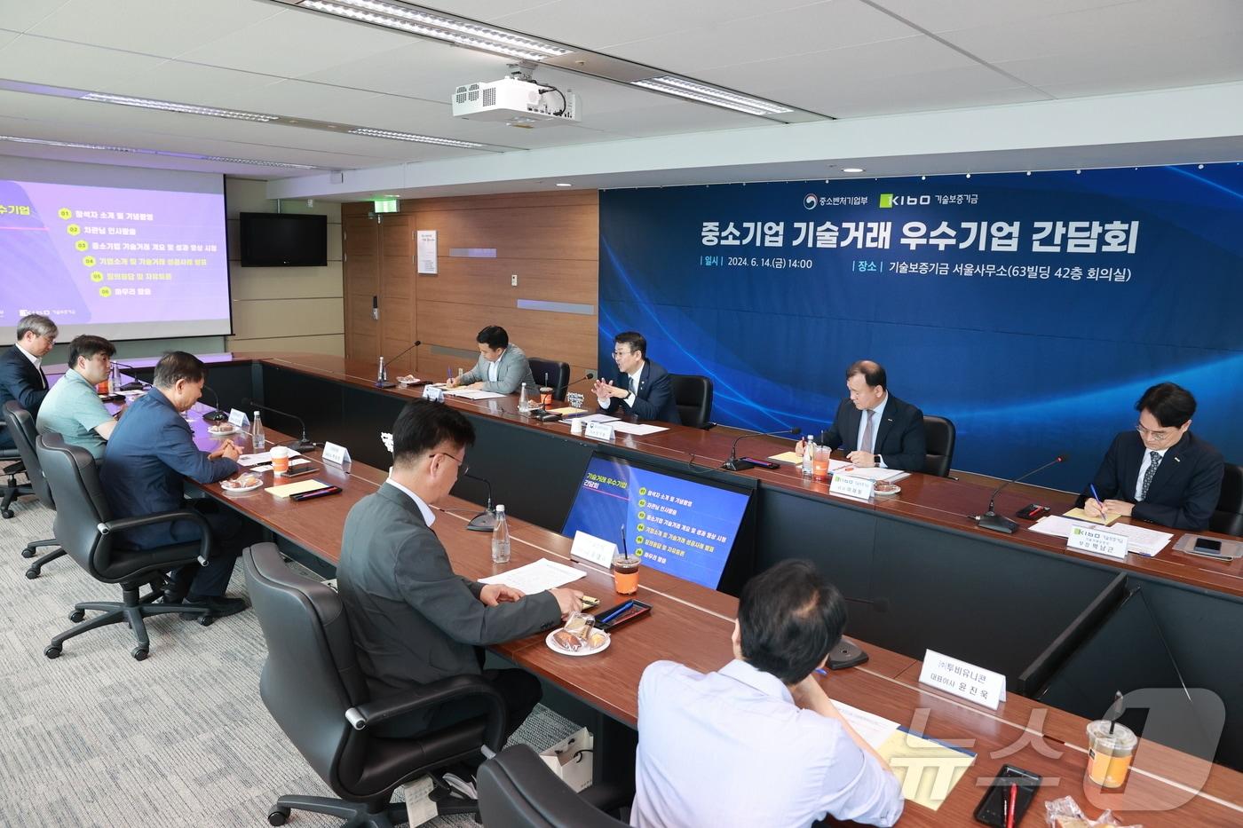 본문 이미지 - 중기부는 14일 기술보증기금 서울지점에서 AI 기술거래 플랫폼 스마트테크브릿지 활용 기업과 간담회를 가졌다. (중기부 제공)