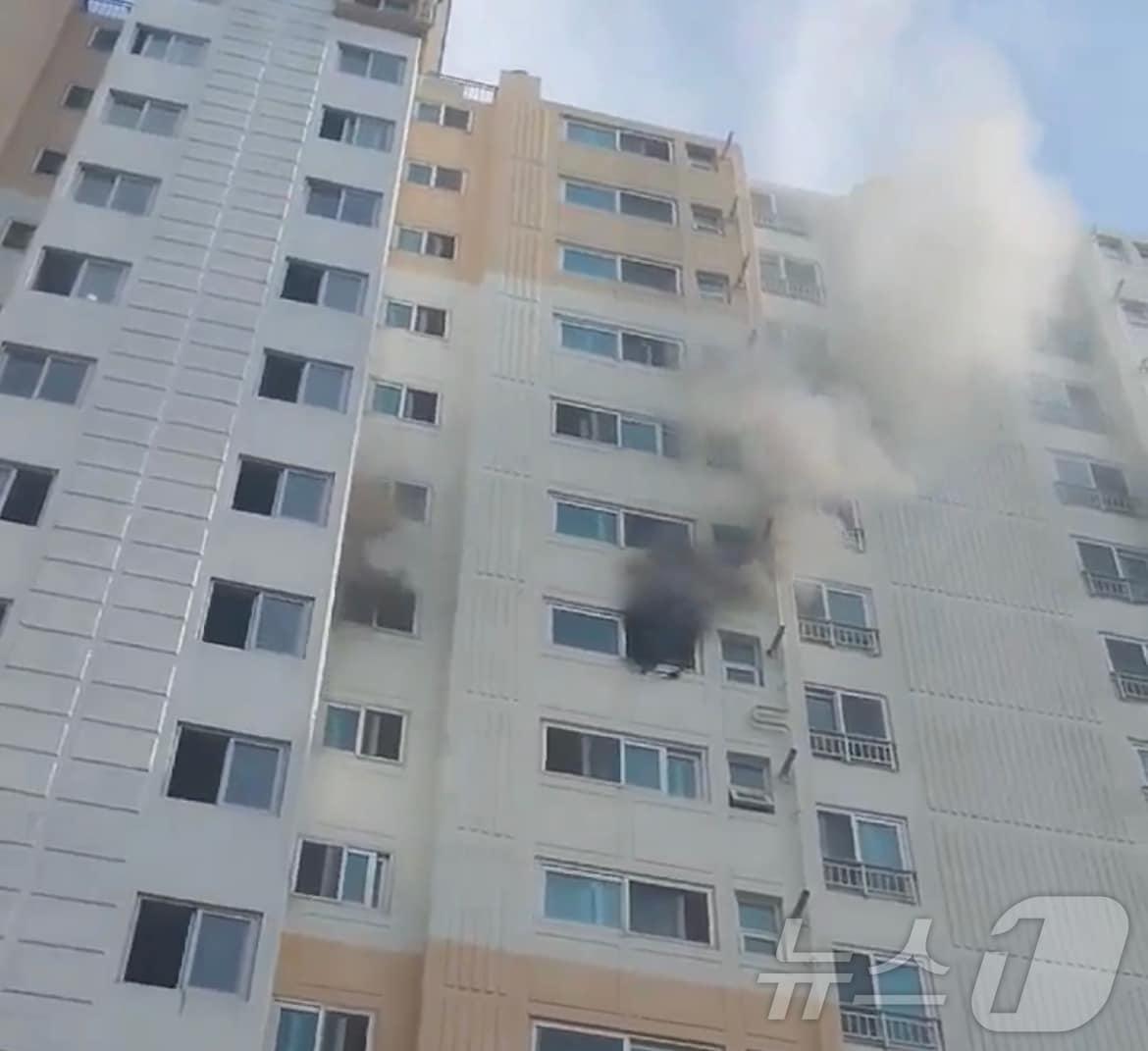 본문 이미지 - 14일 오후 4시14분쯤 경남 창원시 마산합포구 진동면 15층짜리 아파트 9층에서 불이 났다. 사진은 화재 현장 모습.(창원소방본부 제공)