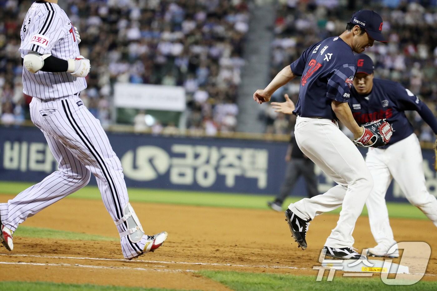 본문 이미지 - 14일 오후 서울 송파구 잠실야구장에서 열린 프로야구 '2024 신한 SOL 뱅크 KBO리그' LG트윈스와 롯데자이언츠의 경기에서 6회말 LG 공격 2사 주자 없는 상황 롯데 진해수가 LG 홍창기의 타구 베이스 커버를 들어가고 있다. 2024.6.14/뉴스1 ⓒ News1 이승배 기자