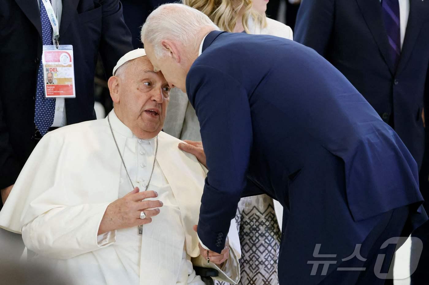 14일 이탈리아 주요7개국&#40;G7&#41; 정상회의 이틀째 실무회의에 참석한 프란치스코 교황이 조 바이든 미국 대통령과 담소를 나누고 있다.  2024.06.14 ⓒ AFP=뉴스1 